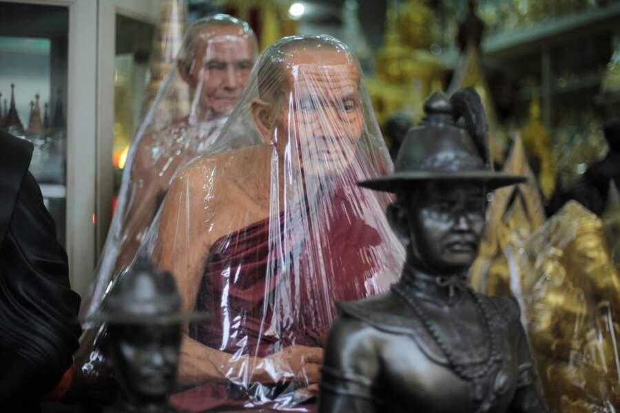 Les moines sous cellophane de Bamrung muang road